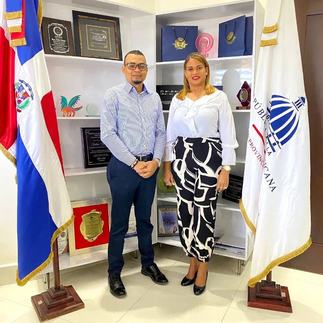 La Gobernadora de La Romana recibe en su despacho al ganador del primer lugar en concurso nacional de innovación tecnológica de INDOTEL.