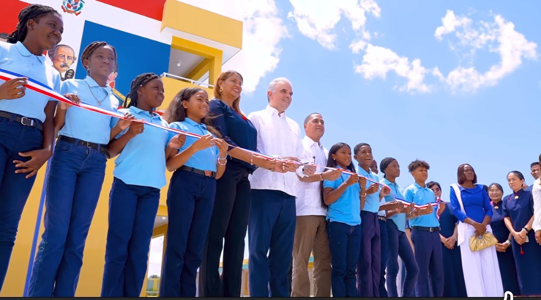Gobernadora de La Romana asiste a la inauguración de la Escuela TZU CHI en Villa Hermosa junto al Ministro de Educación. @lmdecamps